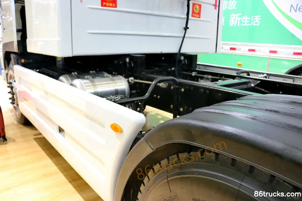 Dongfeng Tesun Heavy Truck 400hp 6X4(10 wheels) CNG Tractor Truck (EQ4250GLN2) Chassis (2) | 86Trucks