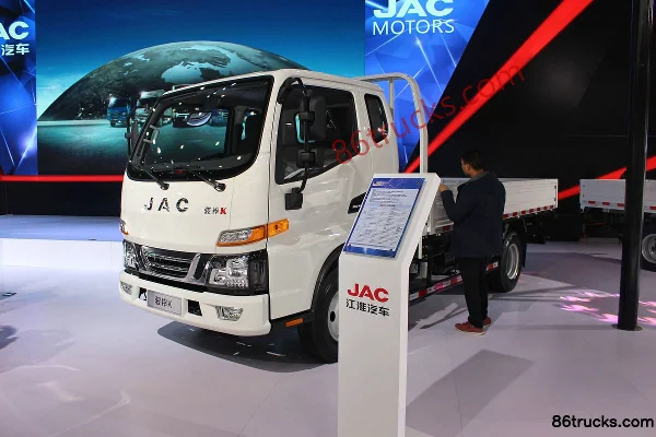 JAC Junling V3 120hp 4X2(6 wheels) 4.235m Single-row Flatbed Light Truck Exterior (3) | 86Trucks