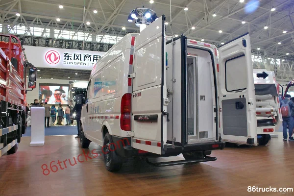 Dongfeng Yufeng 136hp 4X2(6 wheels) Refrigerated Truck Exterior (3) | 86Trucks