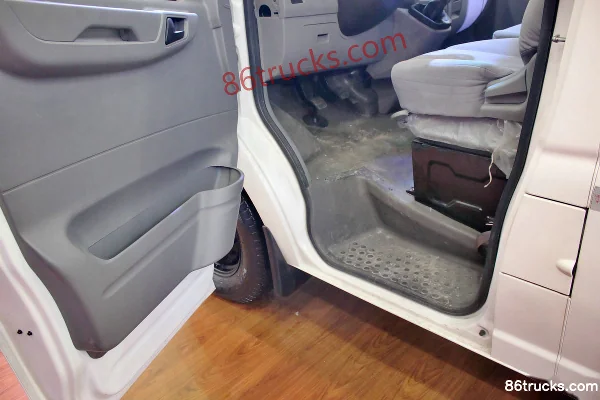 Dongfeng Yufeng 136hp 4X2(6 wheels) Refrigerated Truck Cab (2) | 86Trucks