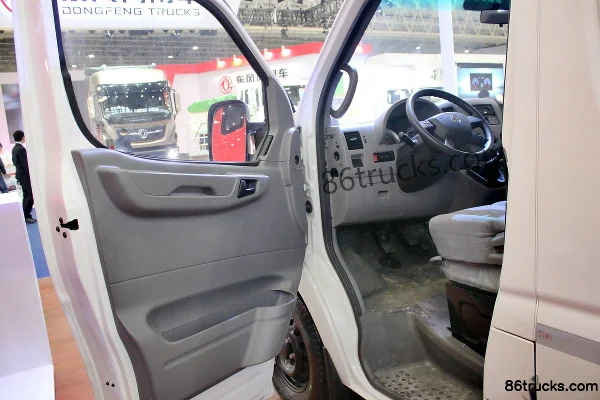 Dongfeng Yufeng 136hp 4X2(6 wheels) Refrigerated Truck Cab (1) | 86Trucks