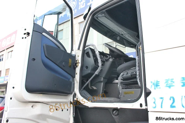 Sinotruk HOWO T7H Heavy Truck 440hp 6X2R Tractor Truck (Retarder) Cab (1) | 86Trucks