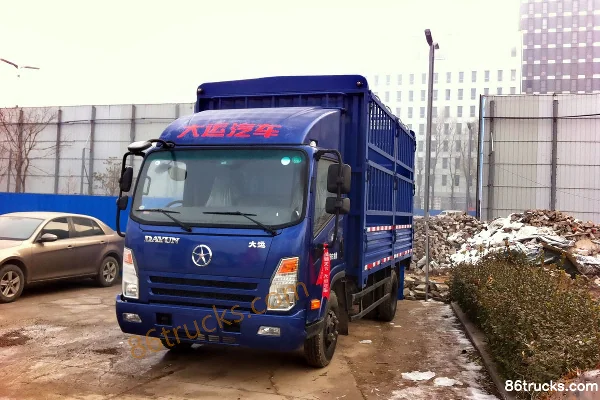 Dayun Aopuli 115hp 4X2(6 wheels) 4.12m Single-row Stake Light Truck Exterior (2) | 86Trucks