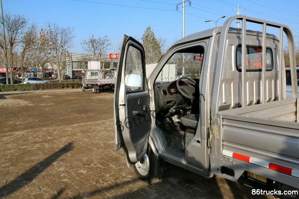 Changan Kuayue New Leopard II 1.2L 88hp 4X2(6 wheels) 2.85m single-row flatbed mini truck Cab (1) | 86Trucks