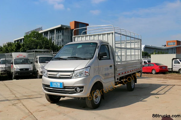 Changan Kuayue New Leopard King 1.4L 85hp 4X2(6 wheels) 3.4m single-row stake mini truck Exterior (3) | 86Trucks