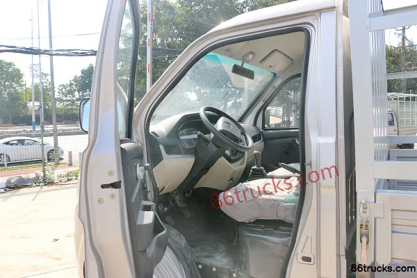 Changan Kuayue New Leopard King 1.4L 85hp 4X2(6 wheels) 3.4m single-row stake mini truck Cab (2) | 86Trucks