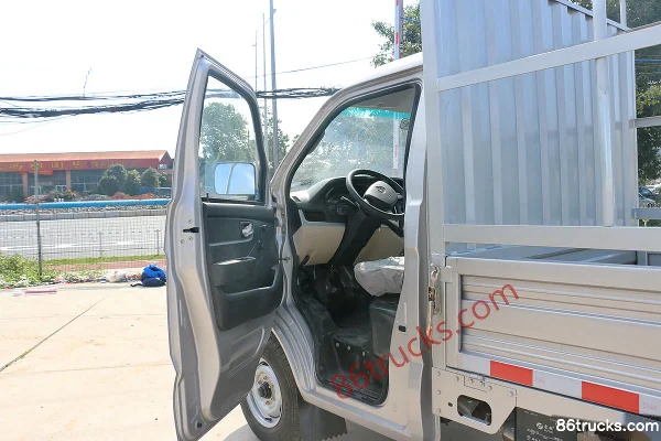 Changan Kuayue New Leopard King 1.4L 85hp 4X2(6 wheels) 3.4m single-row stake mini truck Cab (1) | 86Trucks