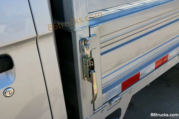 Changan Kuayue New Leopard King 1.4L 85hp 4X2(6 wheels) 3.4m single-row stake mini truck Body (3) | 86Trucks