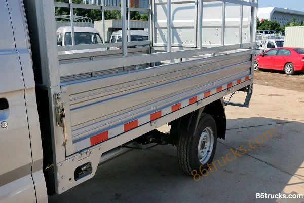 Changan Kuayue New Leopard King 1.4L 85hp 4X2(6 wheels) 3.4m single-row stake mini truck Body (2) | 86Trucks