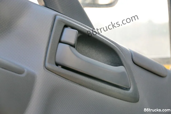 Qingling Isuzu 700P series medium truck composite version 189 hp 4X2(6 wheels) 7m van cargo truck Cab (3) | 86Trucks