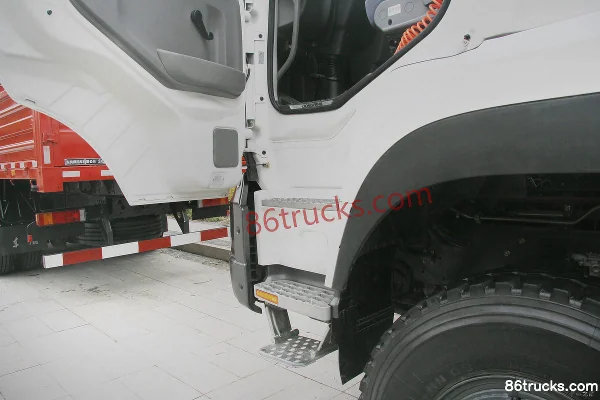 Dongfeng Commercial Vehicle Tianlong KC Heavy Truck 350 hp 6X4(10 wheels) 5.6m Dump Truck (Construction Truck) Cab (3) | 86Trucks