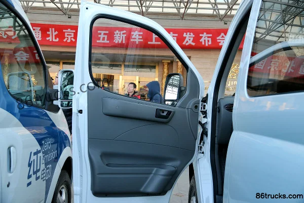 SAIC MAXUS V80 modèle 2015, 136 ch, version manuelle Aoyuntong, fourgon fermé toit haut empattement long (China V) Cabine (1) | 86Trucks