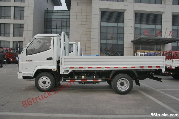Tangjun Ouling Ouguan Flagship Edition 88 hp 4X2(6 wheels) 3.7 m row-half flatbed light truck Exterior (3) | 86Trucks