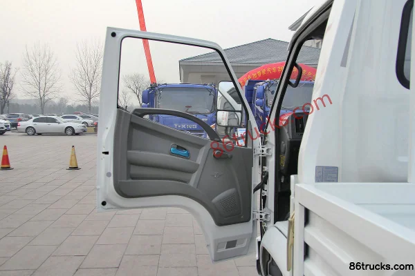 Tangjun Ouling Ouguan Flagship Edition 88 hp 4X2(6 wheels) 3.7 m row-half flatbed light truck Cab (2) | 86Trucks