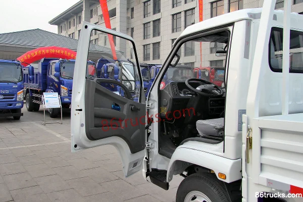 Tangjun Ouling Ouguan Flagship Edition 88 hp 4X2(6 wheels) 3.7 m row-half flatbed light truck Cab (1) | 86Trucks