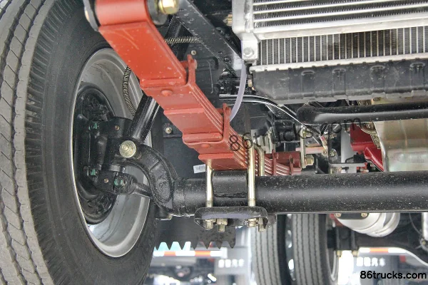 Tangjun Ouling Ouguan Flagship Edition 88 hp 4X2(6 wheels) 3.7 m row-half flatbed light truck Chassis (3) | 86Trucks