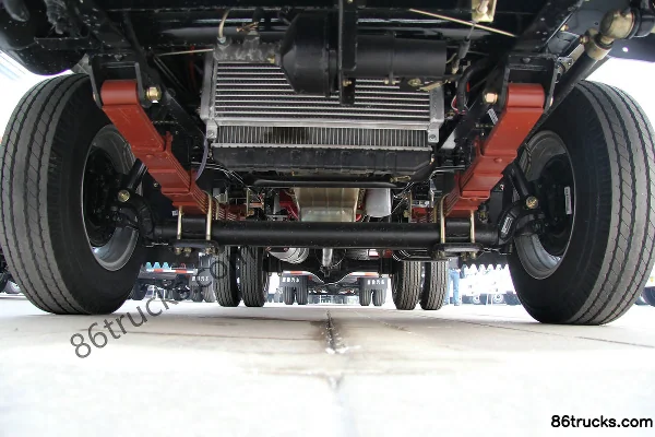 Tangjun Ouling Ouguan Flagship Edition 88 hp 4X2(6 wheels) 3.7 m row-half flatbed light truck Chassis (1) | 86Trucks