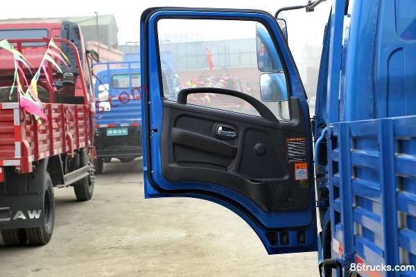 Feidi D3 Series 124 hp 4X2(6 wheels) 4.2m Single Row Flatbed Light Truck Cab (1) | 86Trucks