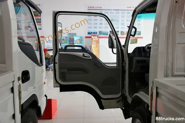 JAC Kangling 28 narrow cab 82 hp 4X2(6 wheels) 3.7m single-row flatbed light truck (JAC engine) (1) | 86Trucks