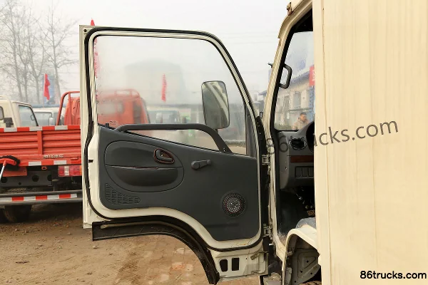 Kama Fuyunlai 87 hp 4X2(6 wheels) 4.2m Single-row Van Light Truck Cab (1) | 86Trucks
