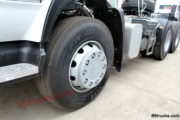 Sinotruk Steyr D7B Camion lourd 380ch 6X4(10 roues) Tracteur routier pour matières dangereuses Châssis (2) | 86Trucks