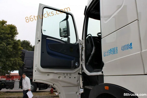 Sinotruk HOWO T7H 400 hp 6X4(10 wheels) Dangerous Goods Tractor Truck Cab (1) | 86Trucks