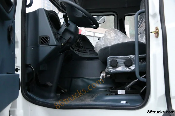 Hualing Hanma 180 hp 4X2(6 wheels) High Pressure Cleaning Truck Cab (3) | 86Trucks