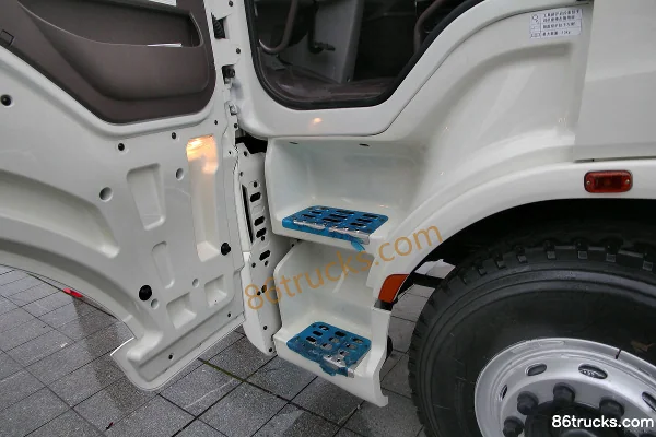 Dongfeng Liuqi Chenglong H7 350 hp 6X2(8 wheels) 7.8m Wing Van Truck Cab (2) | 86Trucks
