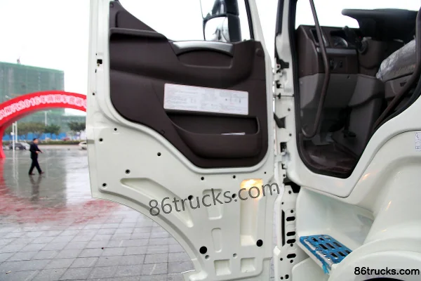 Dongfeng Liuqi Chenglong H7 350 hp 6X2(8 wheels) 7.8m Wing Van Truck Cab (1) | 86Trucks