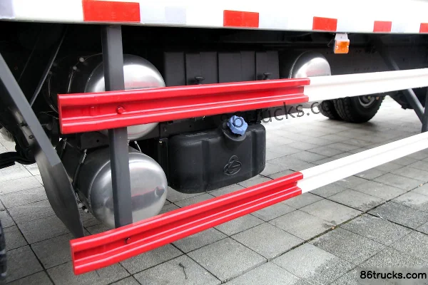 Dongfeng Liuqi Chenglong H7 350 hp 6X2(8 wheels) 7.8m Wing Van Truck Chassis (3) | 86Trucks