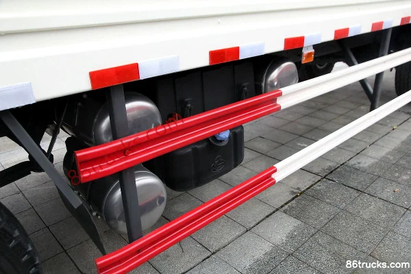 Dongfeng Liuqi Chenglong H7 350 hp 6X2(8 wheels) 7.8m Wing Van Truck Chassis (2) | 86Trucks