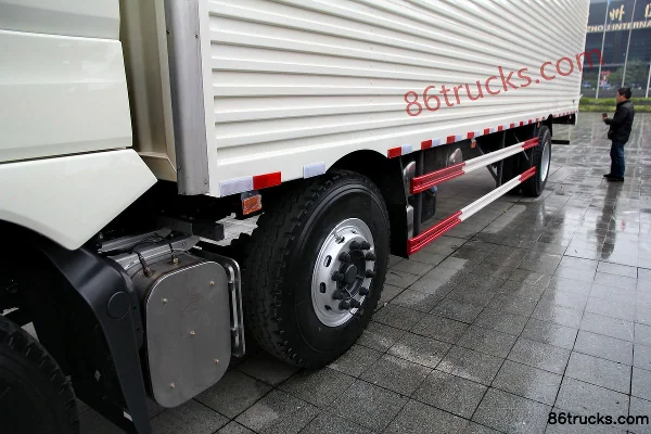 Dongfeng Liuqi Chenglong H7 350 hp 6X2(8 wheels) 7.8m Wing Van Truck Chassis (1) | 86Trucks