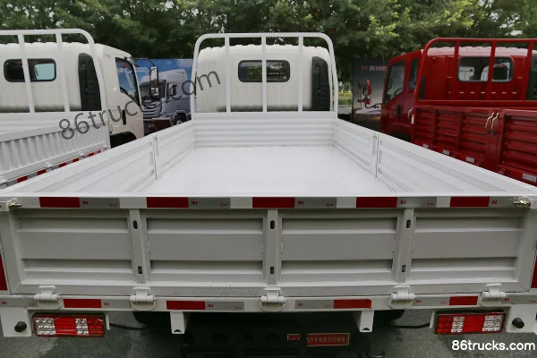 Sichuan Hyundai Ruiyu 129 hp 4X2(6 wheels) 4.1m Single Row Flatbed Light Truck Body (3) | 86Trucks