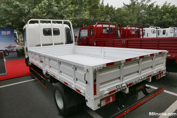 Sichuan Hyundai Ruiyu 129 hp 4X2(6 wheels) 4.1m Single Row Flatbed Light Truck Body (2) | 86Trucks