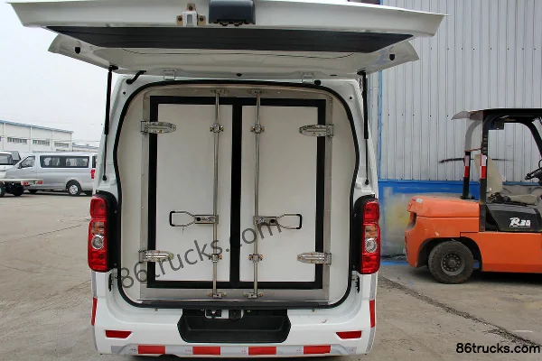 Changan Light Vehicle Ruixiang M80 109 ch 4X2(6 roues) camion frigorifique Cabine (2) | 86Trucks