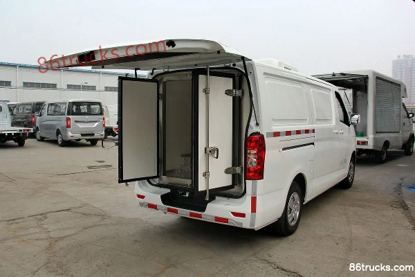 Changan Light Vehicle Ruixiang M80 109 ch 4X2(6 roues) camion frigorifique Cabine (1) | 86Trucks
