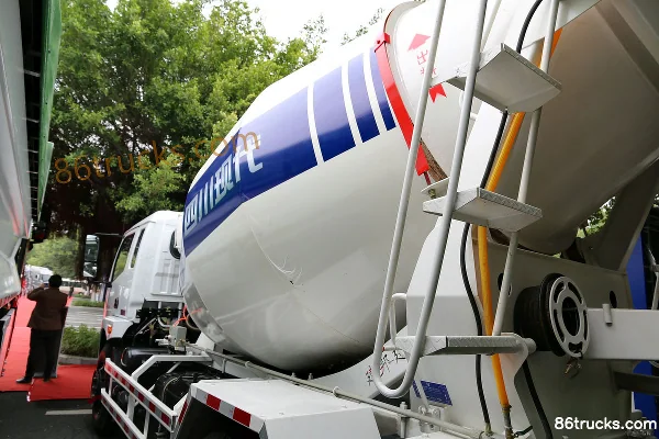 NanJun Ruikang 130hp 4X2(6 wheels) 4 cubic meter concrete mixer truck Body (1) | 86Trucks