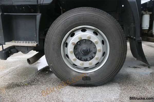 Qingling Isuzu VC46 poids lourd 350 ch 6X4(10 roues) tracteur routier Châssis (1) | 86Trucks