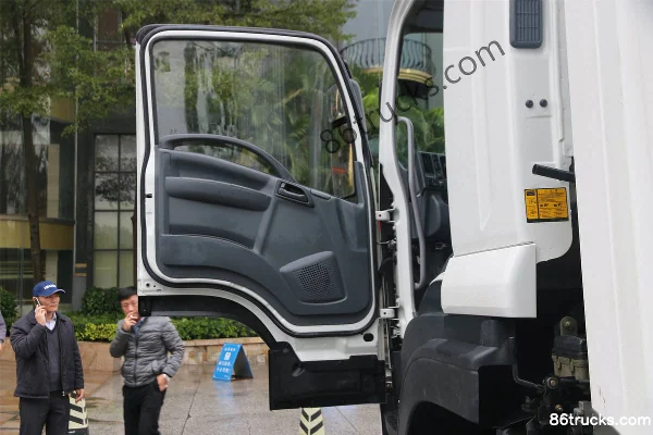 Qingling VC46 Heavy Truck 241 hp 6X2(8 wheels) 9.6m Van Cargo Truck Cab (2) | 86Trucks