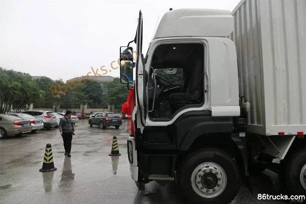 Qingling VC46 Heavy Truck 241 hp 6X2(8 wheels) 9.6m Van Cargo Truck Cab (1) | 86Trucks