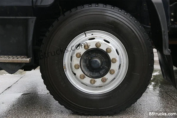 Qingling VC46 Heavy Truck 241 hp 6X2(8 wheels) 9.6m Van Cargo Truck Chassis (1) | 86Trucks