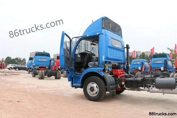 Dongfeng Duolika D6 113 hp 4X2(6 wheels) 4.15m Single Row Light Truck Chassis Cab (2) | 86Trucks
