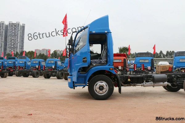 Dongfeng Duolika D6 113 hp 4X2(6 wheels) 4.15m Single Row Light Truck Chassis Cab (1) | 86Trucks