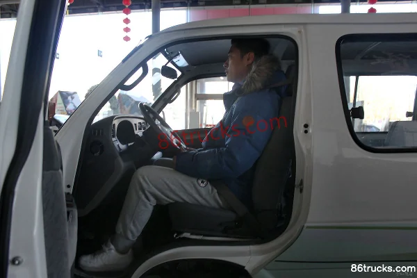 Jinbei Haishi Express King Luxury 2.0L 103 hp Light Bus Cab (3) | 86Trucks