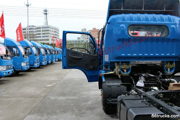 Dongfeng Duolika D6-S 115 hp 4X2(6 wheels) 4.17m single-row flatbed light truck chassis Cab (1) | 86Trucks