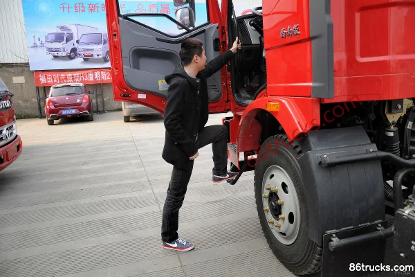 FAW Jiefang J6L Medium Truck 164hp 4X2(6 wheels) Cargo Truck Chassis (Southwest Version) Cab (1) | 86Trucks