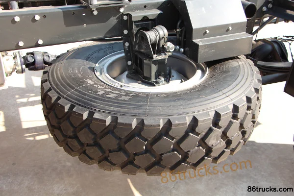 IVECO Daily medium truck 170hp 4X4(6 wheels) single-row cargo truck chassis (3) | 86Trucks