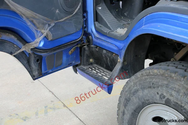 Foton Ruivo 154hp 4X2(6 wheels) 4.8m semi-row van cargo truck Cab (3) | 86Trucks