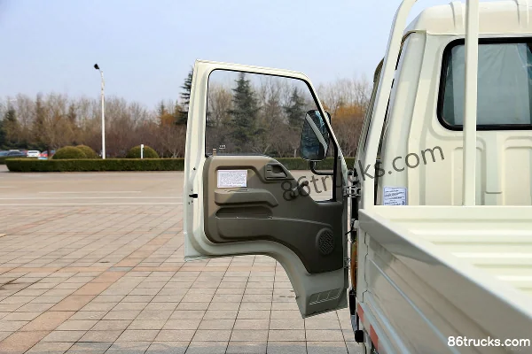 Foton Forland Xiaoka Star 65hp 4X2(6 wheels) 3.3m Single Row Flatbed Light Truck Cab (1) | 86Trucks