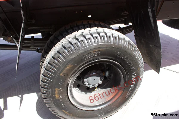 Sinotruk Yuanwei poids lourd 210 ch 6X2(8 roues) camion porteur plateau ridelles 8,6 m Cabine (2) | 86Trucks